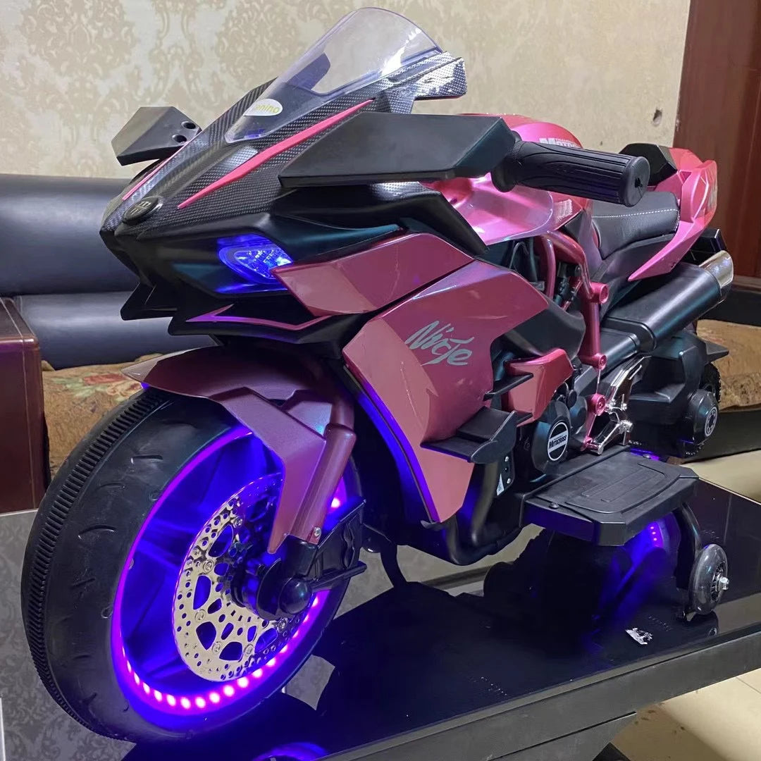 Moto elettrica per bambini dal design realistico, lunga 1,1 metri, perfetta per piccoli piloti dai 3 ai 9 anni.
Dotata di batteria ricaricabile, offre un’esperienza di guida sicura e divertente.