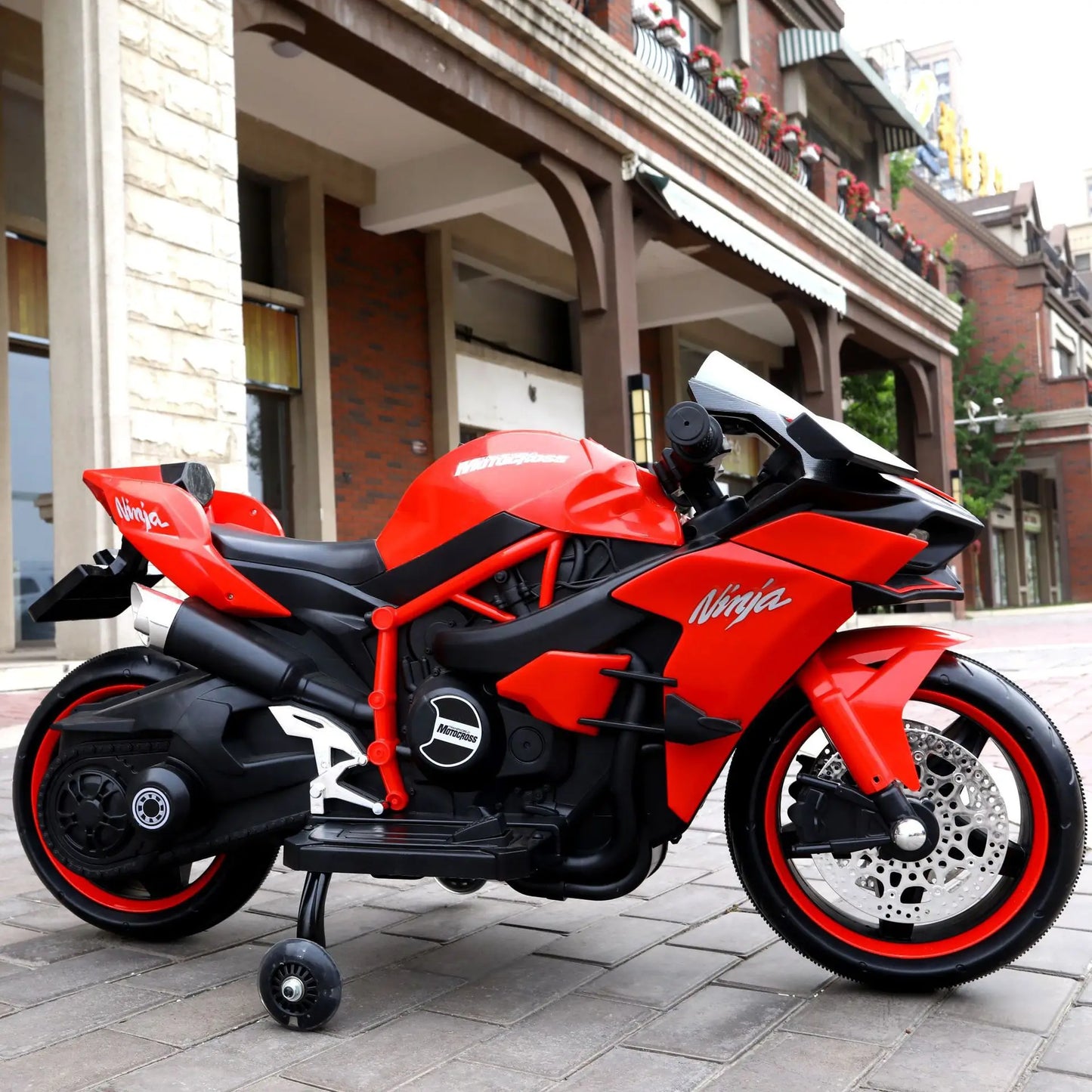 Moto elettrica per bambini dal design realistico, lunga 1,1 metri, perfetta per piccoli piloti dai 3 ai 9 anni.
Dotata di batteria ricaricabile, offre un’esperienza di guida sicura e divertente.
