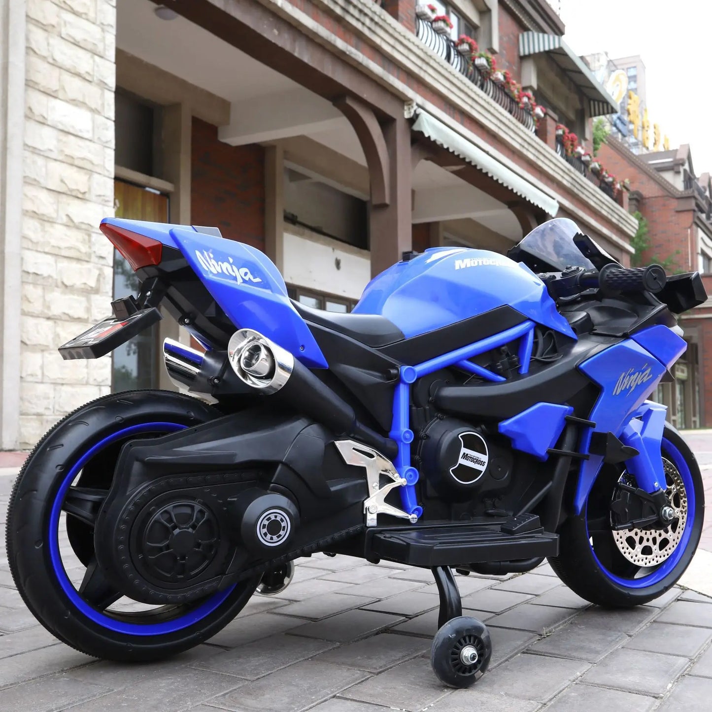 Moto elettrica per bambini dal design realistico, lunga 1,1 metri, perfetta per piccoli piloti dai 3 ai 9 anni.
Dotata di batteria ricaricabile, offre un’esperienza di guida sicura e divertente.
