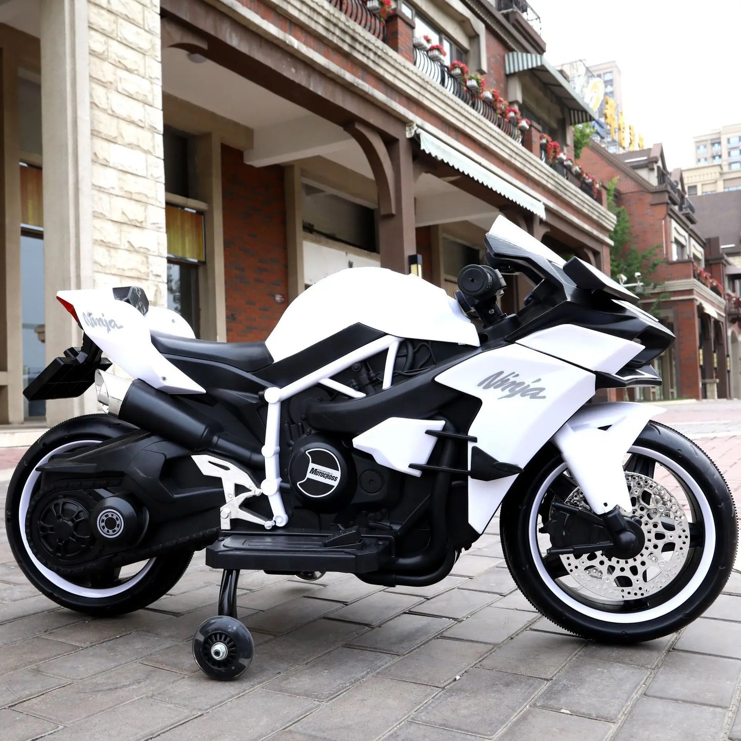Moto elettrica per bambini dal design realistico, lunga 1,1 metri, perfetta per piccoli piloti dai 3 ai 9 anni.
Dotata di batteria ricaricabile, offre un’esperienza di guida sicura e divertente.